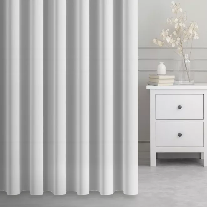 Firana szyta na taśmie fala ORIANA biała z delikatnej w dotyku, gęsto tkanej, matowej krepy, wykończona obciążnikiem