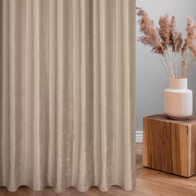 Zasłona szyta na taśmie 5 cm ciemnobeżowa z miękkiej tkaniny welwetowej z efektem kreszowania, wykończona obciążnikiem