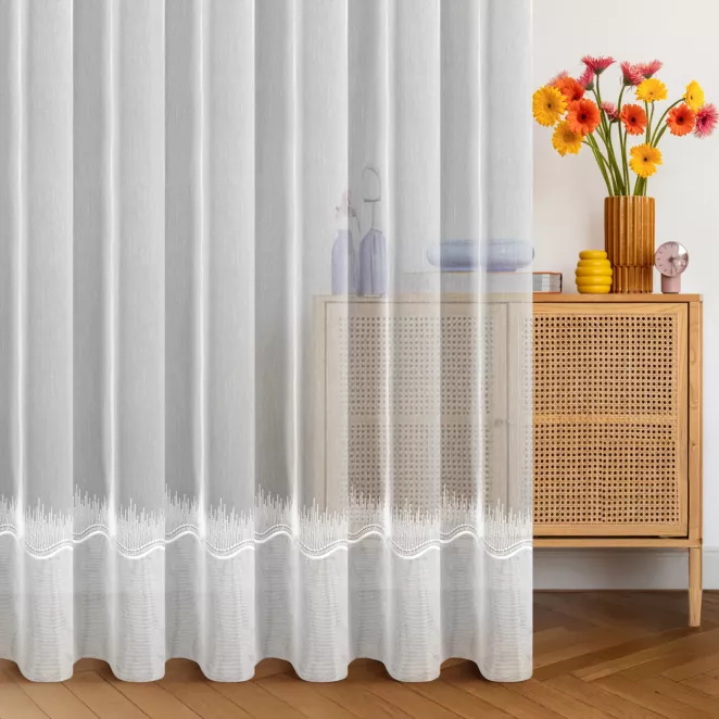 Firana szyta na taśmie 5 cm naturalna z gładkiej tkaniny typu aden z ozdobnym podwinięciem i haftem