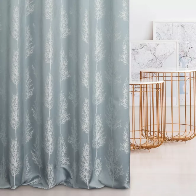 Zasłona szyta na flexach błękitno srebrna z tkaniny w botaniczny wzór przetykany nicią metaliczną Italissima Eva Minge