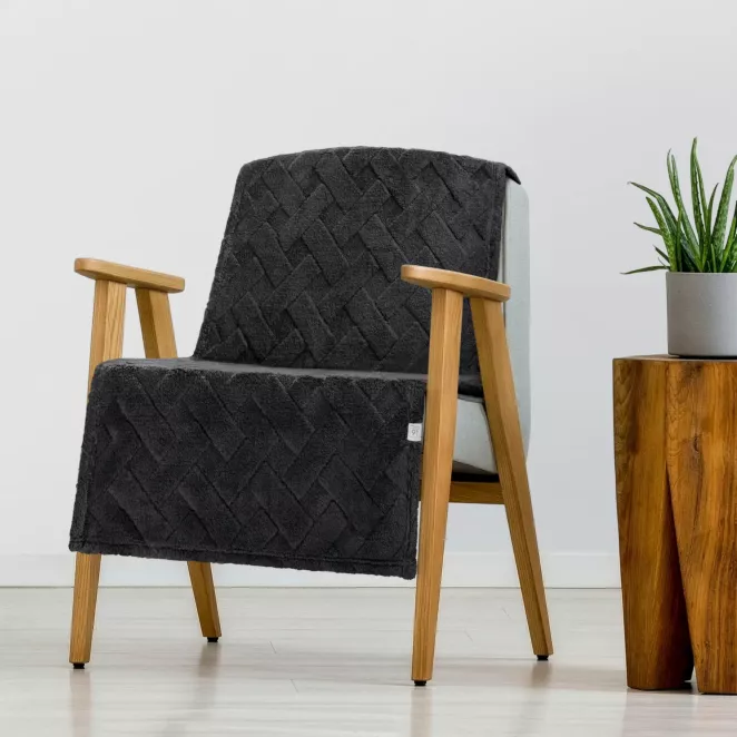 Narzuta na fotel-koc flano 70x160 cm czarna zdobiona wytłaczanym wzorem CARO Design 91