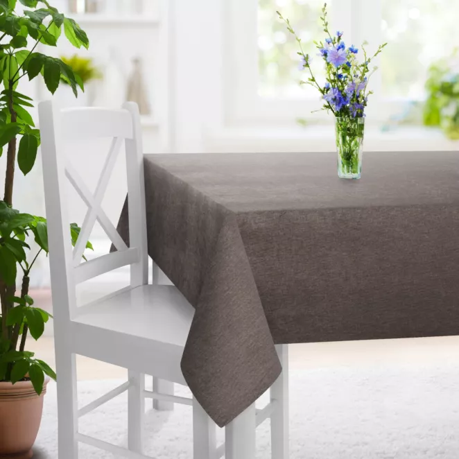 Obrus szyty ciemnobrązowy z miękkiej tkaniny szenilowej typu dimout o naturalnym splocie