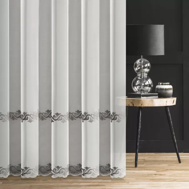 Firana szyta na taśmie 5 cm MIRANDA biało szara transparentna z welwetową aplikacją