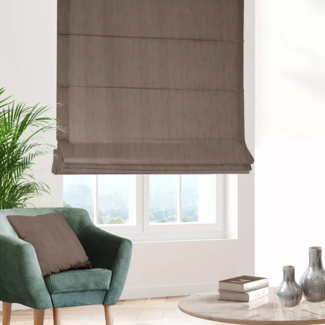 Roleta rzymska brązowa z miękkiej, matowej tkaniny w stylu eko o naturalnym splocie