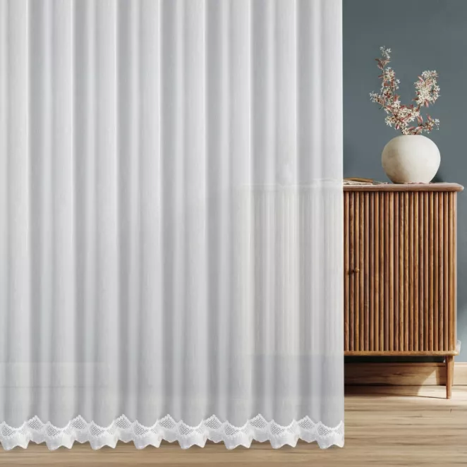 Firana szyta na taśmie 5 cm biała z matowej tkaniny typu ADEN z efektem deszczyku, zdobionej delikatnym, geometrycznym haftem u dołu tkaniny