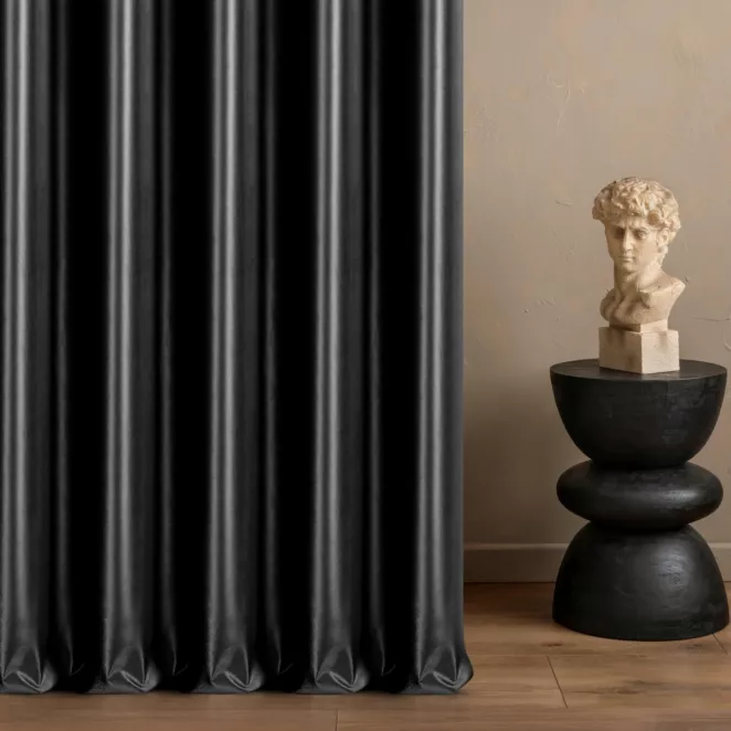 Zasłona szyta na taśmie 5 cm czarna z miękkiej półmatowej tkaniny welwetowej