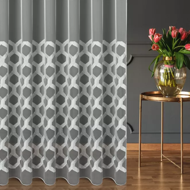 Firana szyta na taśmie 5 cm naturalna z miękkiej tkaniny z geometrycznym wzorem, haftowanym błyszczącą nicią Italissima Eva Minge