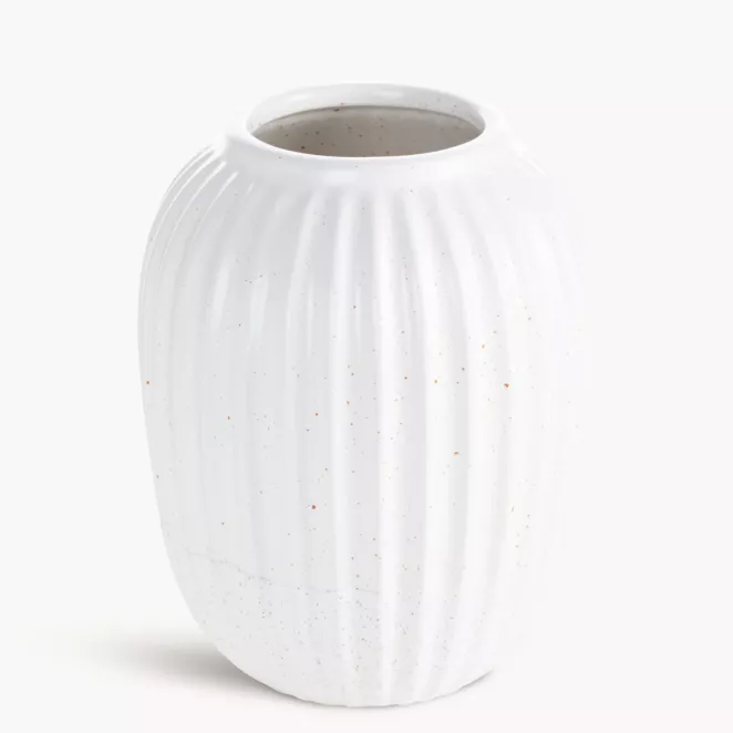 Wazon dekoracyjny biały zdobiony tłoczonym wzorem prążków 17x21 cm KAJLA