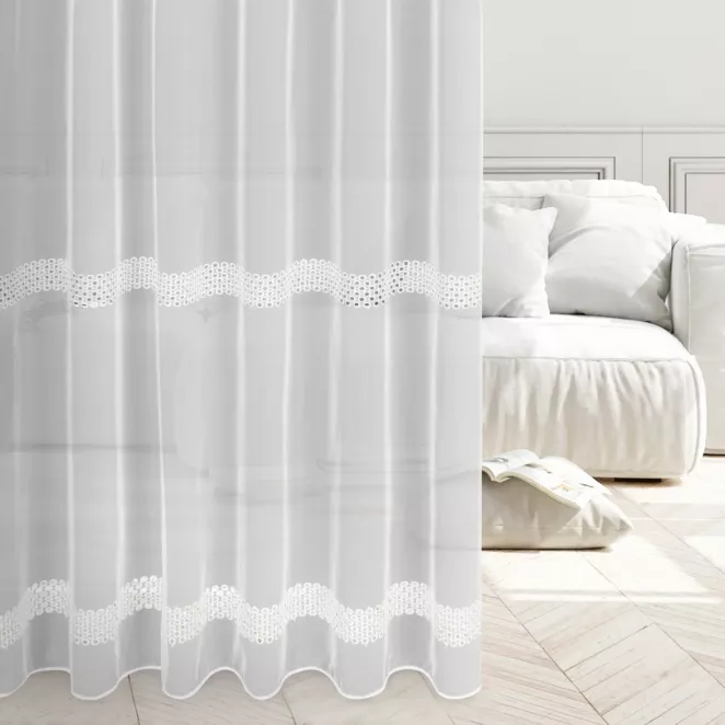 Firana szyta na taśmie 5 cm biała z matowego PERU, zdobiona ażurowym haftem w kółeczka tworząc poziome pasy