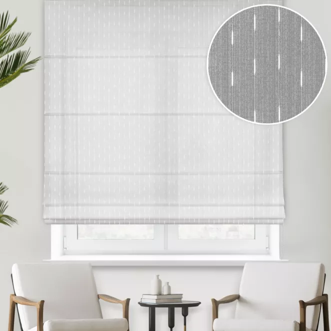 Roleta rzymska biała z matowej tkaniny z efektem pionowych prążków, wykończona obciążnikiem