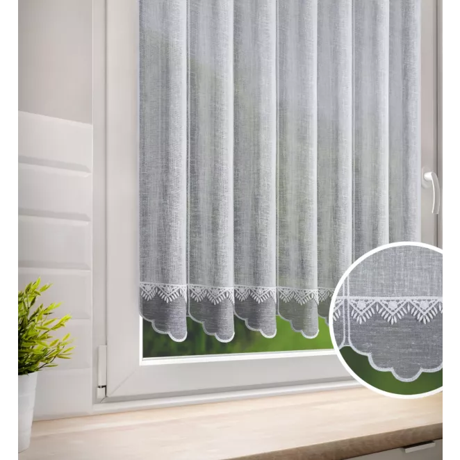 Tkanina firanowa zazdrostka z etaminy zdobiona haftem i kontrastowym wykończeniem dołu