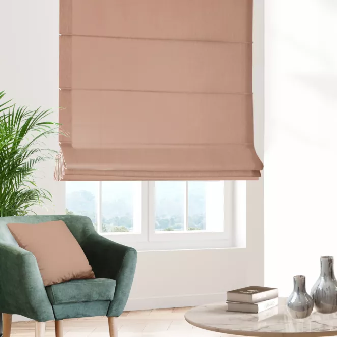 Roleta rzymska pudrowo różowo różowa z gładkiej tkaniny typu dimout