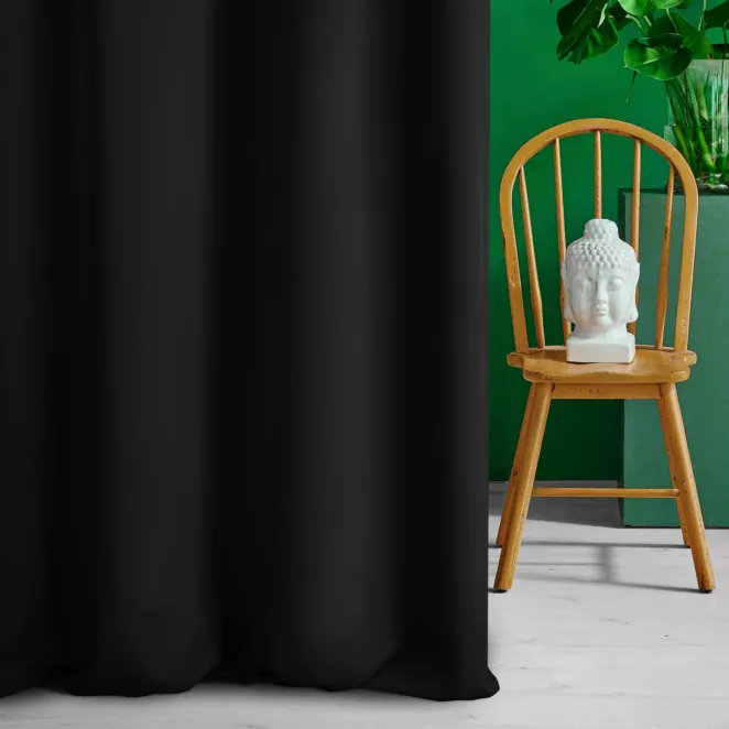 Zasłona szyta na taśmie 5 cm czarna z gładkiej zaciemniającej tkaniny typu dimout