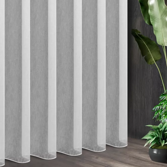 Tkanina firanowa lekki batyst o matowej powierzchni i gęstym splocie zakończona obciążnikiem