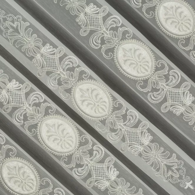 E129/5 Firana szyta na taśmie 5 cm naturalno popielata z delikatnej tkaniny typu aden, wykończonej kordonkowym haftem Italissima Eva Minge