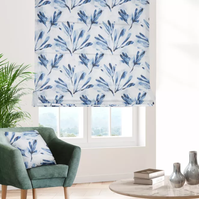 Roleta rzymska DARREN kremowo granatowa z półprzezroczystej tkaniny o luźnym splocie drukowanej w roślinny wzór