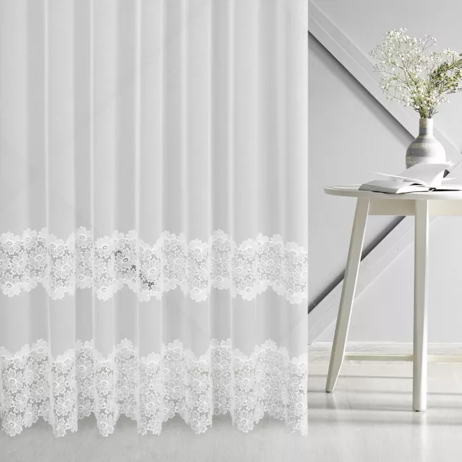 Firana szyta na taśmie 5 cm biała z matowej tkaniny ADEN ozdobionej kwiatową aplikacją