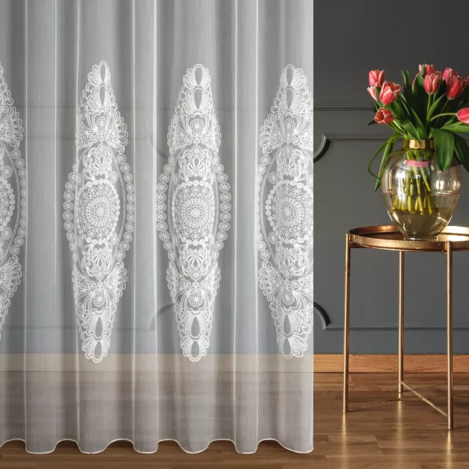 Firana szyta na taśmie 5 cm kremowa z tkaniny typu aden zdobionej ekskluzywnym haftem Italissima Eva Minge