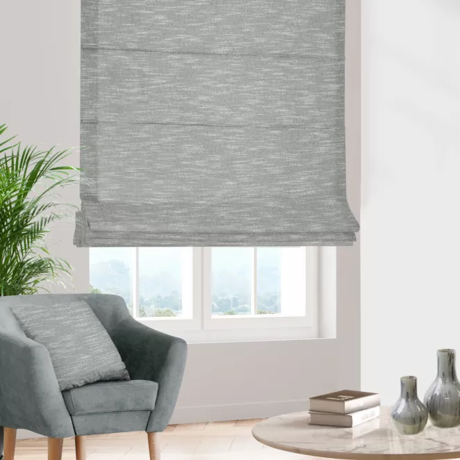 Roleta rzymska jasnoszara z matowej luźnotkanej tkaniny z efektem melanżu, wykończona obciążnikiem