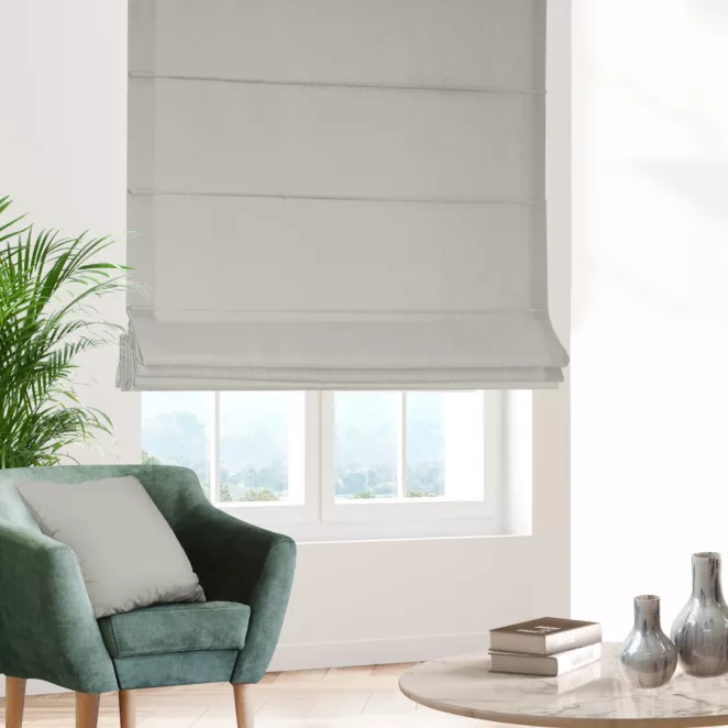 Roleta rzymska beżowa z gładkiej tkaniny typu blackout