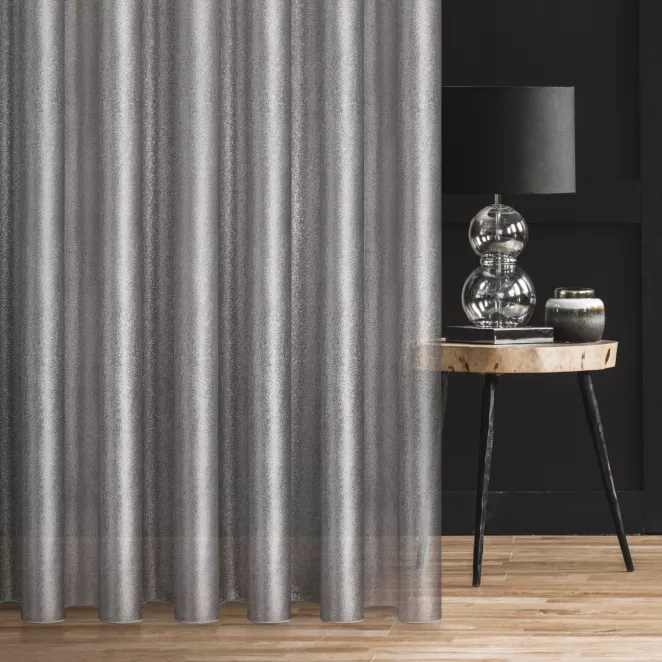 Firana szyta na taśmie 5 cm WHITNEY popielata z mocno błyszczącej drobno tkanej siateczki, wykończona obciążnikiem Italissima Eva Minge