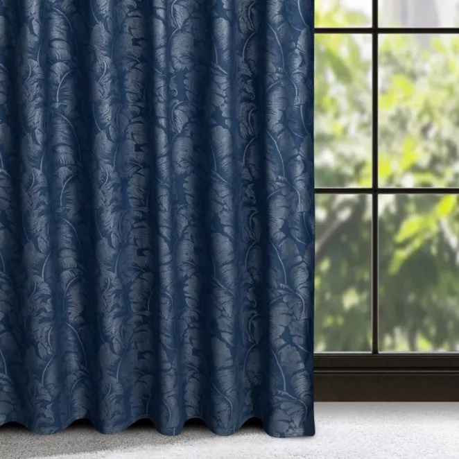 Zasłona granatowa z miękkiej tkaniny ze srebrzystym nadrukiem liści 135x270 taśma/szelki SCARLET