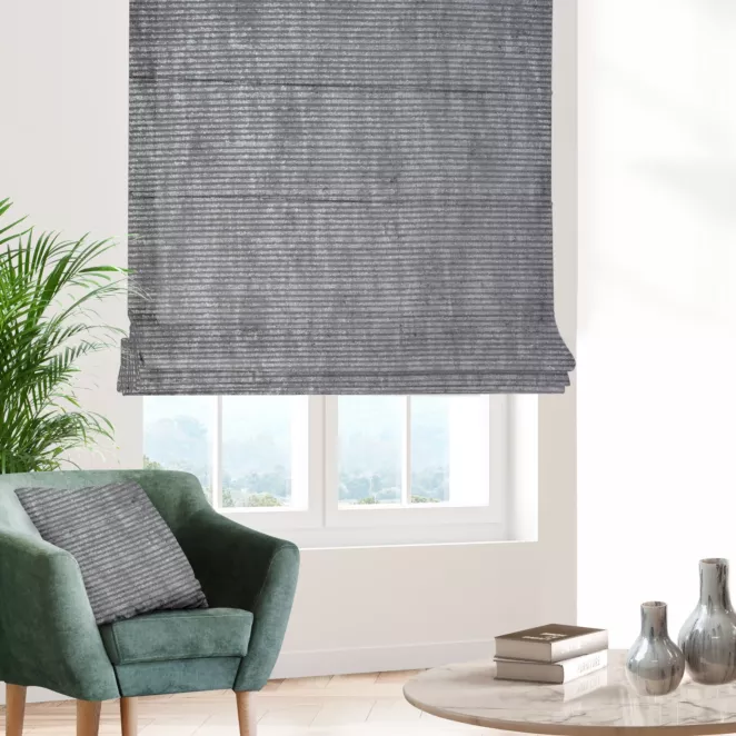 Roleta rzymska popielato srebrna z tkaniny o naturalnym splocie w pasy, z delikatnym połyskiem