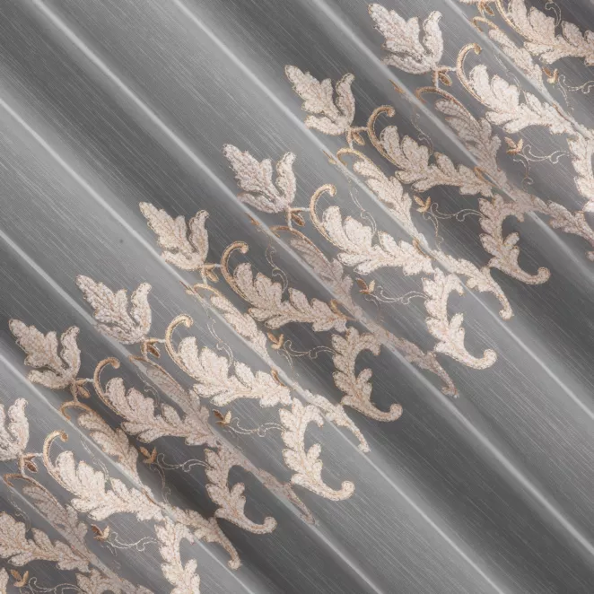 R200/3 Firana szyta na taśmie 5 cm biało złocista z matowej tkaniny ADEN ozdobionej szenilowym haftem ornamentowym Pierre Cardin