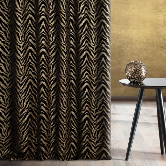 Zasłona szyta na taśmie 5 cm czarno złota z szenilowej tkaniny w zwierzęcy wzór przetykany błyszczącą nicią