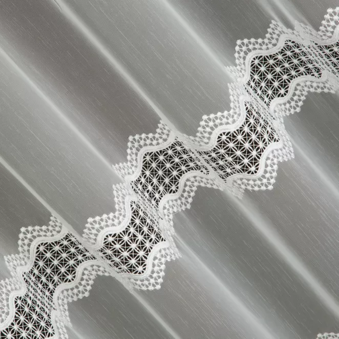 P276/2 Firana szyta na taśmie 5 cm naturalna z matowej tkaniny ozdobionej geometryczną aplikacją