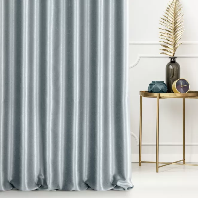 Zasłona szyta na taśmie 5 cm srebrna z błyszczącej tkaniny zaciemniającej