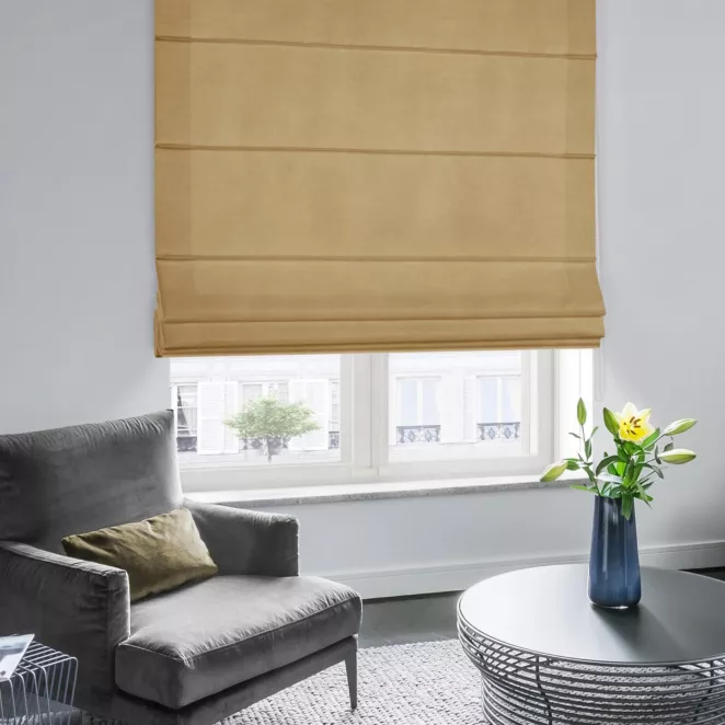 Roleta rzymska DORA - HIT ciemnobeżowa z miękkiej tkaniny o welurowej strukturze