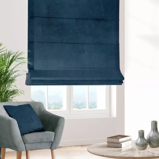 Roleta rzymska ELITE ciemnoturkusowa miękka, welwetowa, typu BLACKOUT 100% zaciemniająca, z połyskującym nadrukiem, o gramaturze 400g/m2