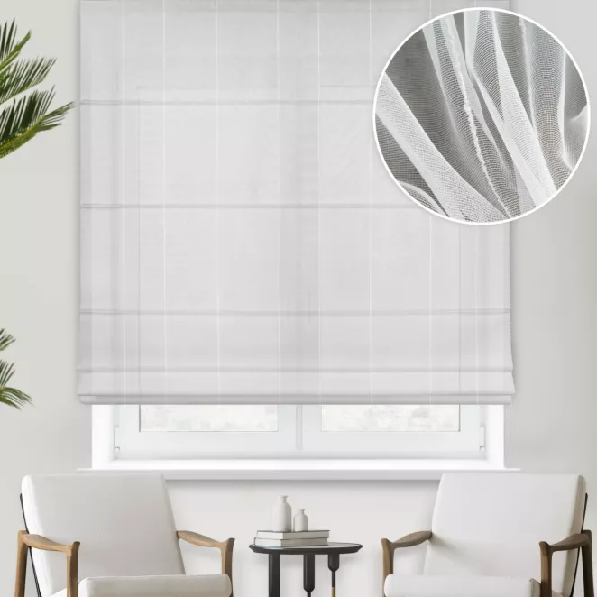Roleta rzymska biało beżowa w stylu eko, z efektem deszczyku, zdobiona pionowymi paseczkami, wykończona obciążnikiem