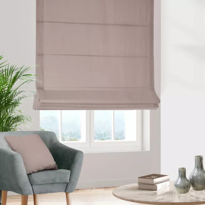 Roleta rzymska jasnoróżowa z miękkiej półmatowej tkaniny welwetowej