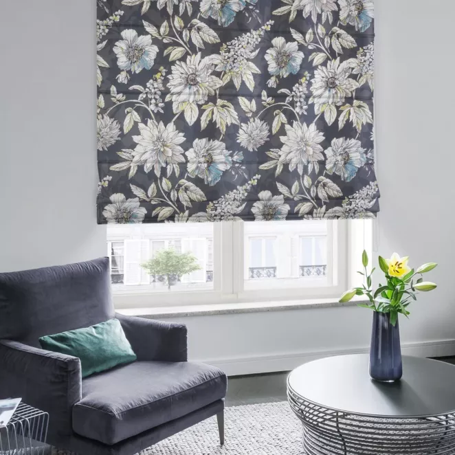 Roleta rzymska MISHA grafitowo biała z miękkiej tkaniny typu blackout drukowanej w nowoczesny kwiatowy wzór