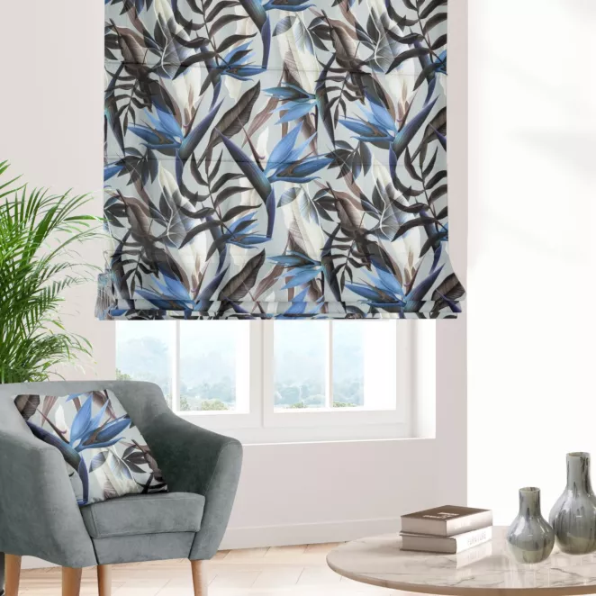 Roleta rzymska TROPICS srebrno granatowa z miękkiej tkaniny drukowanej w kolorowy botaniczny wzór