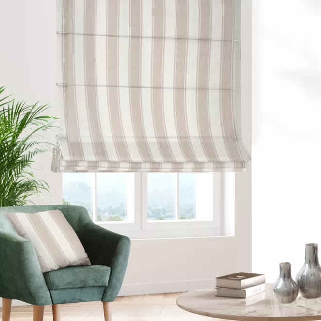 Roleta rzymska kremowo beżowa z tkaniny o naturalnym splocie z nadrukowanym wzorem w pasy