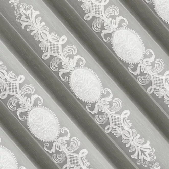 E131/4 Firana szyta na taśmie 5 cm naturalna z delikatnej tkaniny typu aden, wykończonej kordonkowym haftem