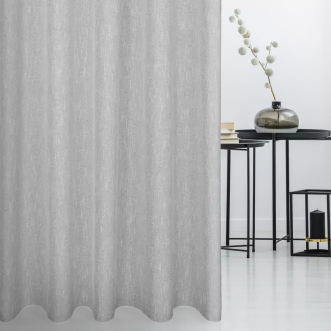 Zasłona szyta na taśmie 5 cm srebrna z tkaniny o naturalnym splocie z efektem bukli, wykończona obciążnikiem