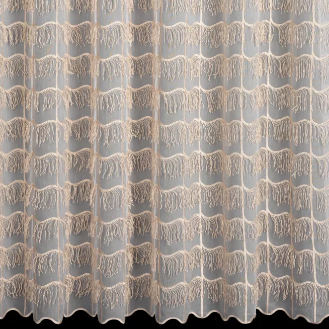 H238/3 Firana szyta na taśmie 5 cm kremowo beżowa z delikatnej tkaniny typu aden zdobiona asymetrycznym frędzlowym haftem