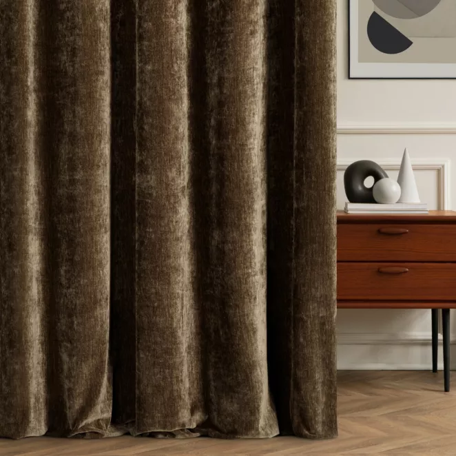 Zasłona szyta na taśmie 5 cm brązowa z miękkiej w dotyku tkaniny szenilowej