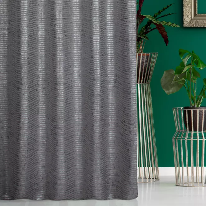 Zasłona szyta na taśmie 5 cm popielato srebrna z tkaniny o naturalnym splocie w pasy, z delikatnym połyskiem