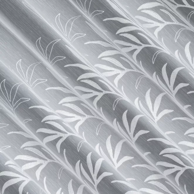 P282/2 Firana szyta na taśmie 5 cm biała z miękkiej tkaniny typu ADEN z efektem deszczyku, zdobiona haftem roślinnym, wykończona obciążnikiem