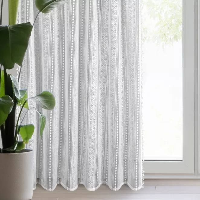 Zasłona biała zdobiona subtelnymi chwostami, ażurowa 140x270 cm taśma ADORA