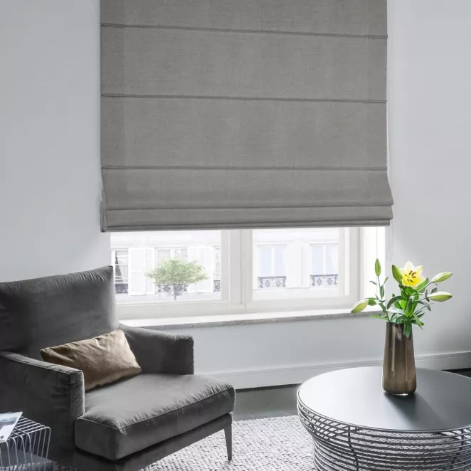 Roleta rzymska LOVELY beżowa z widocznym ozdobnym splotem, o naturalnym charakterze