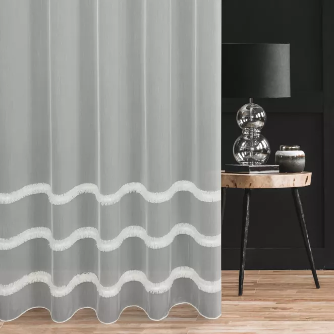 Firana szyta na taśmie 5 cm naturalna z matowej tkaniny ADEN ozdobionej puszystymi frędzlowymi pasami, wykończona obciążnikiem