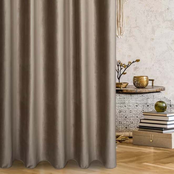 Zasłona szyta na taśmie 5 cm jasnobrązowa z tkaniny welwetowej w pionowe prążki, wykończona obciążnikiem