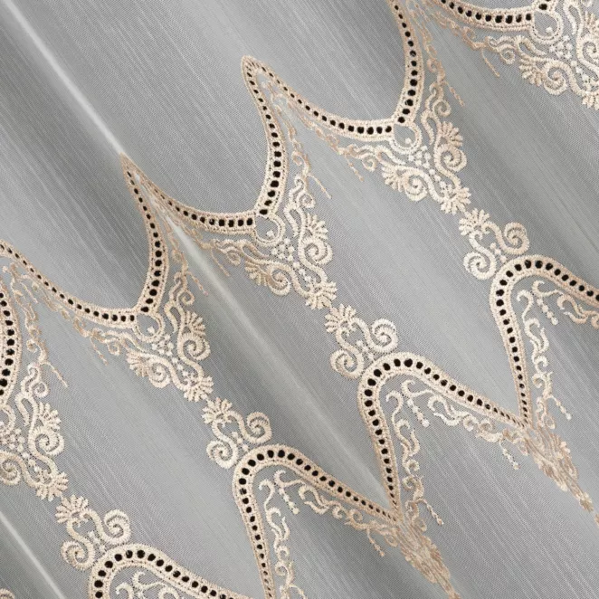 R167/4 Firana szyta na taśmie 5 cm kremowo miedziana z matowej tkaniny z efektem deszczyku zdobionej dołem haftem Pierre Cardin