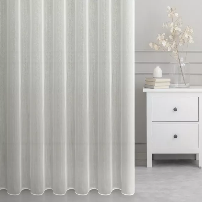 Firana szyta na taśmie 5 cm kremowa z miękkiej tkaniny o lekkim splocie i delikatnym połysku, wykończona obciążnikiem